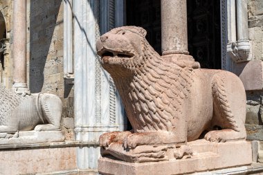 Giambono da Bissono tarafından 1281 yılında yapılmış iki büyük mermer aslan İtalya 'daki Parma Katedrali' nin (Santa Maria Assunta) girişini koruyor.