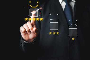 İş adamları ya da müşteriler reyting geri bildirimini, ürün memnuniyetini ya da hizmeti çok mutlu ve tatmin edici bir simge seçer, deneyimi değerlendirir, çevrimiçi en iyi hizmeti kavramsallaştırır..
