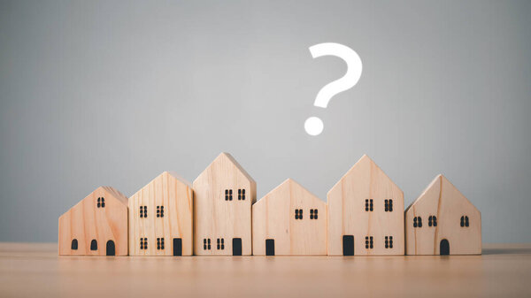 Выбор купить лучший дом и недвижимость Планирование семьи Жизнь в будущем, Деревянный дом модели выстроились на столе Инвестиционная идея Заимствование, чтобы купить дом.