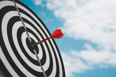 Kırmızı hedefe dart oku at. Planlandığı gibi başarılı bir pazarlama işi yürütmektir. Amaç ileriye gitmektir. Dartboard, hedef hedef, fikirler, stratejiler, pazarlama ve takım çalışmasında zorluklar.