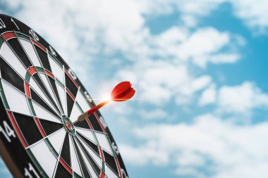 Kırmızı hedefe dart oku at. Planlandığı gibi başarılı bir pazarlama işi yürütmektir. Amaç ileriye gitmektir. Dartboard, hedef hedef, fikirler, stratejiler, pazarlama ve takım çalışmasında zorluklar.