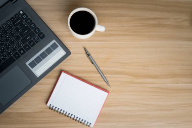 Ofis Masası Çalışma Odası Tahta Masası, Laptop, Not Defteri, Kalem ve Koyu Sıcak Kahve.
