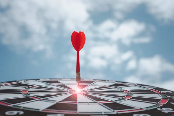 Throw darts on the red target. Is to run a successful marketing business as planned The goal is to go forward. Challenges in running a Dartboard, a target goal, ideas, strategies, marketing, teamwork.