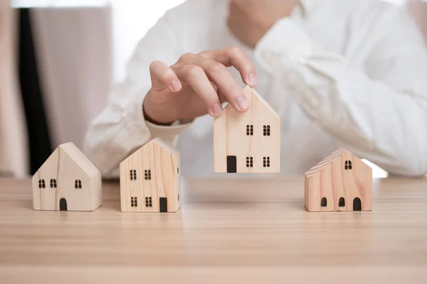 Los Hombres Negocios Están Pensando Mucho Elegir Una Casa Ahorrar — Foto de Stock