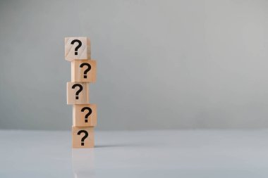 Tahta bloklar üst üste yığılmış ikonlar, soru işareti, şüpheli cevap araması. Kafa karışıklığı düşünmenin bir yolunu bulamaz. Harfler için kopyalama alanı ile.