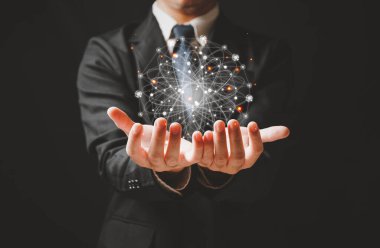 Bir erkek, iletişim teknolojisi, bilgi alışverişi, internet kavramları gibi şeylerde gerçek zamanlı insanlarla iletişim kurmak için kablosuz ağ dünyasına sanal bir bağlantı kurar..