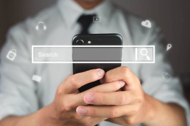 İş adamı internet üzerinden bilgi aramak için akıllı telefonu kullanıyor, arama çubuğu simgesi ve çevrimiçi aktarım, kavram eğitimi, Bilgi, İnternet 'i kablosuz bağlantı kurmak için analiz.
