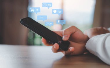 Akıllı telefonlar aracılığıyla sosyal medya konuşmaları Bildirim simgesi bildirimi Mesajlar, e-postalar, Yorumlar, Sevgiler, Duygular, Giriş, Sıralama ve Konsept Wiless Network online küresi.