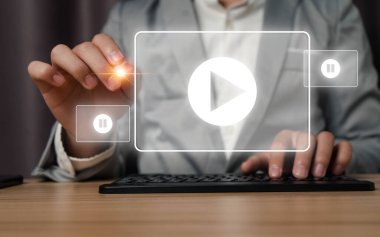 İşadamı medyaya bağlanmak için interneti kullanarak sanal ortam ekranına klavye ile dokundu.