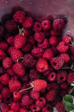 Masadaki taze ahududu manzarası