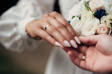 Güzel bir gelin buketiyle alyanslar.