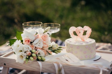 Düğün pastası piknikte