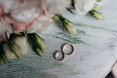 Ahşap bir arka planda alyanslar