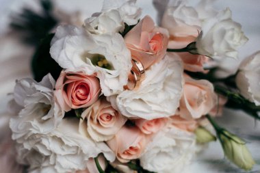 Beyaz güller, çiçekler ve diğer alyanslar