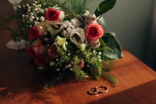 Свадебные Кольца Букет Цветов — стоковое фото