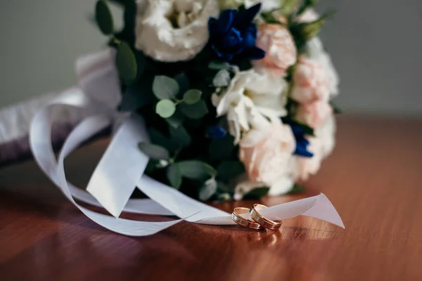 Свадебные Кольца Деревянном Фоне — стоковое фото