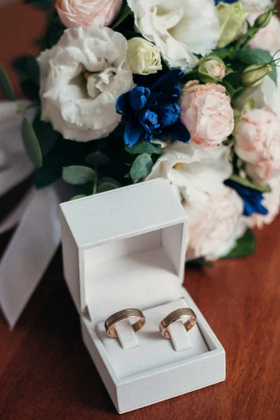 有漂亮花束的结婚戒指 — 图库照片