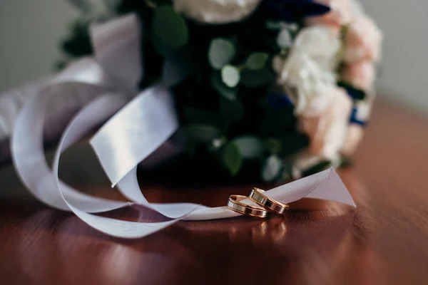 Свадебные Кольца Цветы Деревянном Фоне — стоковое фото