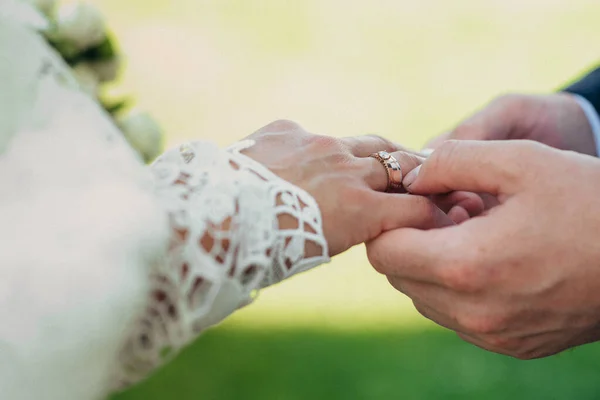 Обручальные Кольца Жених Невеста Жених Крупный План Молодоженов — стоковое фото