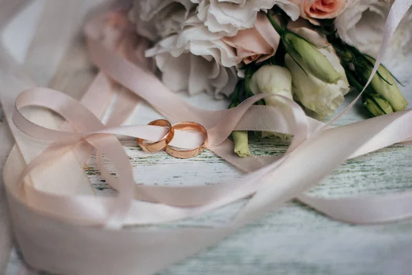 Свадебные Кольца Столе — стоковое фото