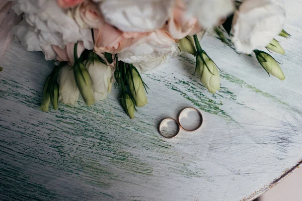 Rózsaszín Esküvői Csokor Fehér Rózsával Egyéb Szirmokkal — Stock Fotó