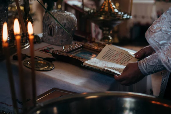 Kilisedeki Eski Bir Kitap Yakın Çekim — Stok fotoğraf