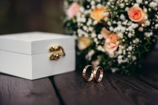 Trauringe Und Geschenkschachtel Auf Holzgrund — Stockfoto