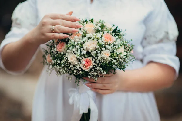 Gyönyörű Menyasszony Kezében Egy Csokor Virág — Stock Fotó