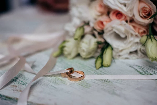 Trauringe Braut Bräutigam Und Ein Blumenstrauß — Stockfoto