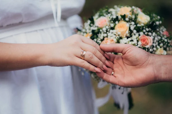 Hochzeit Rindg Auf Einer Braut Hände — Stockfoto