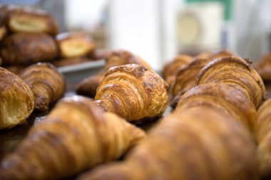 Sıcak Tereyağlı Kruvasan ve Rolls Royce.