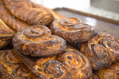 Fırında çeşitli hamur işleri var.