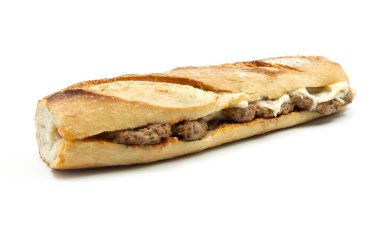 Biftek ve kabuklu baget sandviç beyaz arka planda izole edilmiş.