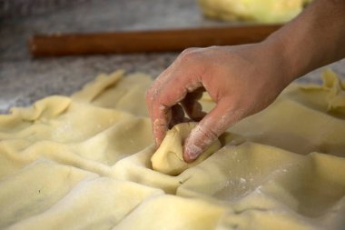Erkek baker ekmek hazırlar