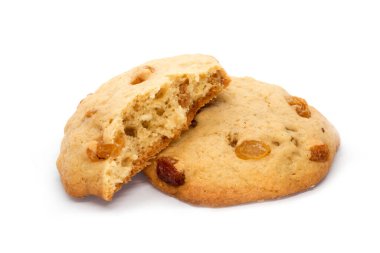 Kuru üzümlü kurabiyeler beyaz üzerine izole edilmiş.