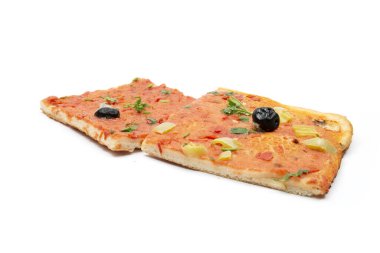 Beyaz arka planda iki Cezayir kare pizza.