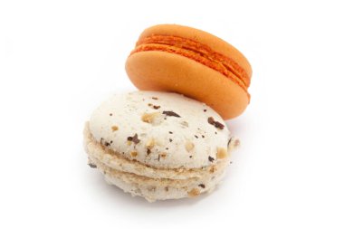 Beyaz arka planda izole edilmiş iki tatlı makaron.