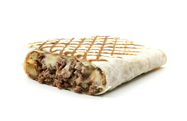 Beyaz arka planda yarım Fransız Taco sandviçi.