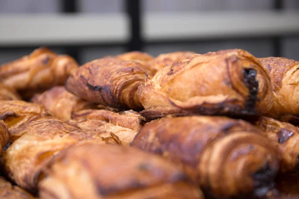 パン屋でおいしいと新鮮なクロワッサン — ストック写真