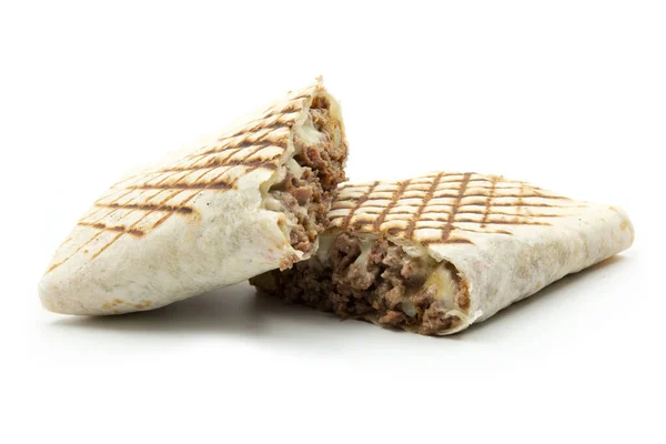 Beyaz arka planda iki Fransız Taco sandviçi.