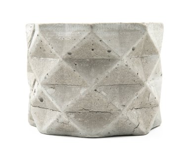 Beyaz arka planda beton çömlek