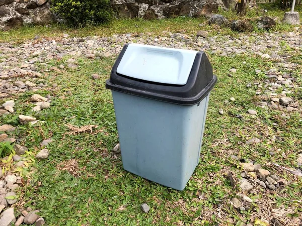 Gray Plastic Trash Can Garden Grass — Foto Stock