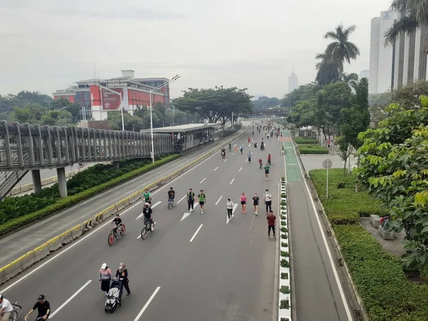 印尼雅加达10月9日至2022日 人们可以自由运动 与家人或朋友玩耍 每个周日早上 沿着加兰苏迪曼 赛莫林大街 在无车日 — 图库照片