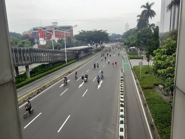 印尼雅加达10月9日至2022日 人们可以自由运动 与家人或朋友玩耍 每个周日早上 沿着加兰苏迪曼 赛莫林大街 在无车日 — 图库照片