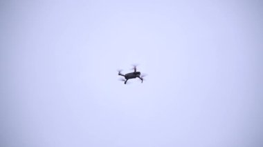 Uçuşunda dijital kamera olan bir kuadkopter
