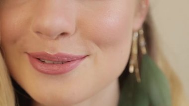 Model dudaklarını rujla boyalı.