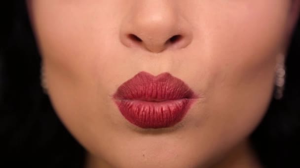 Aria bacio di una ragazza con rossetto rosso sulle rosse. video hd completo — Video Stock