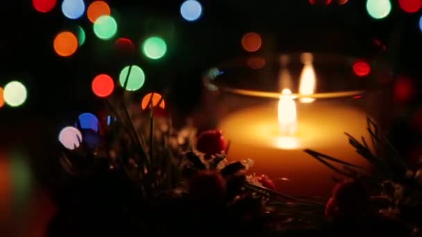 Egy égõ gyertyát, a karácsonyi este, a háttérben a bokeh — Stock videók