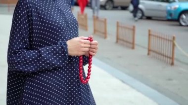 Müslüman kadının el, dini meditasyon, ibadet islam boncuk ile dua