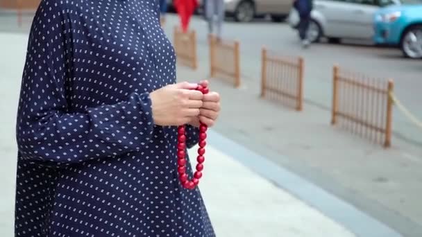 Müslüman kadının el, dini meditasyon, ibadet islam boncuk ile dua — Stok video